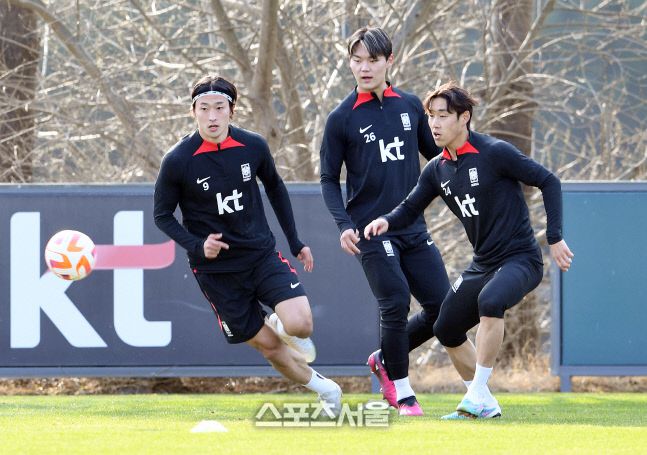 한국 축구국가대표팀의 조규성(왼쪽)과 오현규(가운데), 송민규가 20일 경기도 파주 축구국가대표트레이닝센터(NFC)에서 함께 훈련을 하고 있다.한국 축구국가대표팀은 24일 콜롬비아, 28일 우루과이와 연이어 평가전을 치른다. 2023. 3. 20. 파주 | 박진업기자 upandup@sportsseoul.com