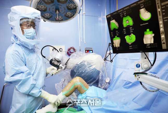 목동힘찬병원 이정훈 원장이 로봇 인공관절수술에 앞서 3D CT를 통해 얻은 정보로 절삭 부위와 인공관절 삽입 위치를 확인하고 있다. 사진 | 목동힘찬병원