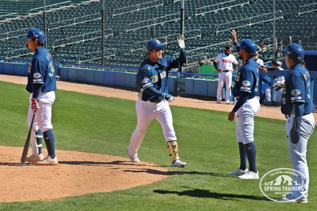 천재환이 미국 애리조나 투산 스프링캠프에서 열린 KT와 평가전에서 3점 홈런을 친 후 홈을 밟으며 하이파이브를 하고 있다.  제공 | NC 다이노스