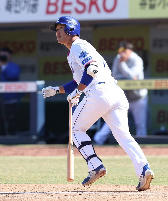 삼성 이성규가 19일 대구삼성라이온즈파크에서 열린 2023 KBO리그 시범경기 KT전에서 6회말 좌월 솔로 홈런을 때린 후 타구를 응시하고 있다. 사진제공 | 삼성 라이온즈