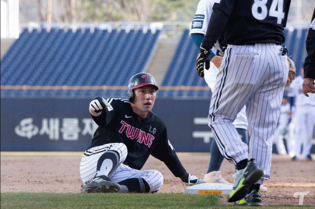 LG 서건창이 지난 14일 창원NC파크에서 열린 NC와 시범경기에서 문성주의 우전안타에 2루를 지나 3루까지 진루하고 있다. 사진제공 | LG 트윈스