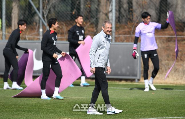 한국 축구국가대표팀의 클린스만 감독이 21일  경기도 파주 축구국가대표트레이닝센터(NFC)에서 선수들의 훈련을 바라보며 환하게 웃고 있다.  2023. 3. 21. 파주 | 박진업기자 upandup@sportsseoul.com