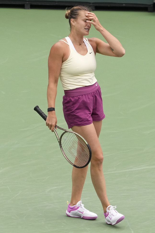 아리나 사발렌카가 지난 19일 2023 BNP 파리바오픈 여자단식 결승에서 엘레나 리바키나한테 진 뒤 괴로워하고 있다. AP 연합뉴스