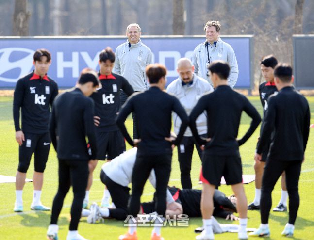 한국 축구국가대표팀의 위르겐 클린스만 감독(왼쪽)과 안드레아스 헤어초크 수석코치가 20일  경기도 파주 축구국가대표트레이닝센터(NFC)에서 첫 소집 훈련을 진행하면서 스트레칭 하는 선수들을 바라보고 있다.2023. 3. 20. 파주 | 박진업기자 upandup@sportsseoul.com