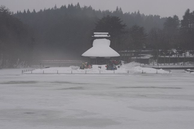 한 신사가 눈에 덮여 있다. 사진 | 조세현