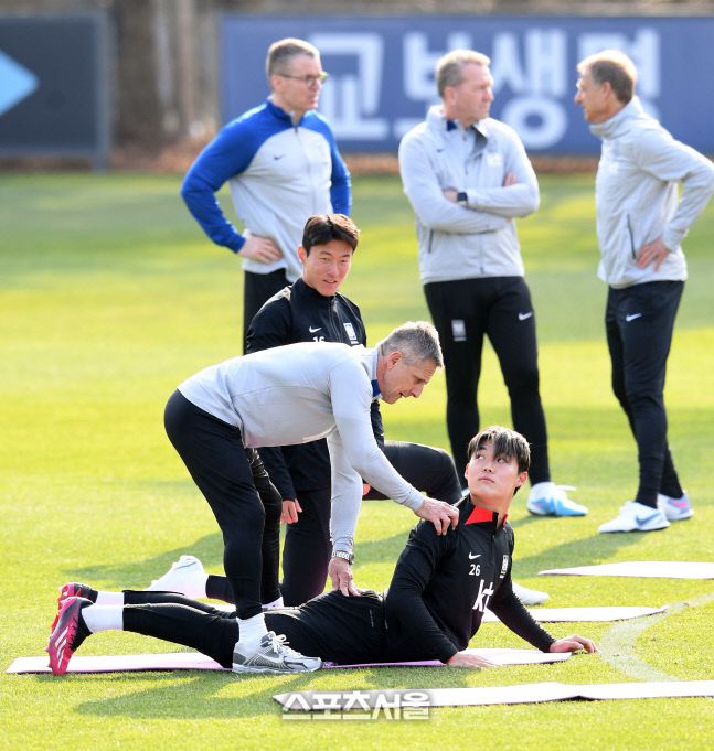 한국 축구국가대표팀에 소집된 오현규(아래)가 20일  경기도 파주 축구국가대표트레이닝센터(NFC)에서 진행된 훈련 중 베르너 로이타드 피지컬 코치의 도움을 받아 스트레칭을 하며 몸을 풀고 있다. 2023. 3. 20. 파주 | 박진업기자 upandup@sportsseoul.com