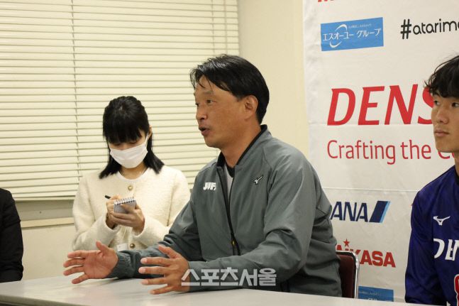 덴소컵에 나선 일본 대학선발팀을 이끈 한국인 사령탑 이우영 감독. 사이타마 | 강형기기자