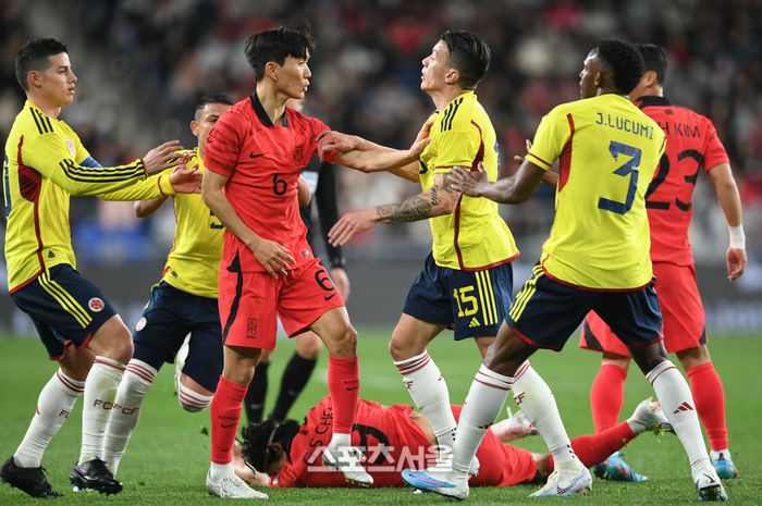 황인범이 24일 울산문수축구경기장에서 열린 콜롬비아와 축구 국가대표 평가전에서 상대 거친 플레이에 신경전을 펼치고 있다. 2023. 3. 24.울산 | 최승섭기자 thunder@sportsseoul.com