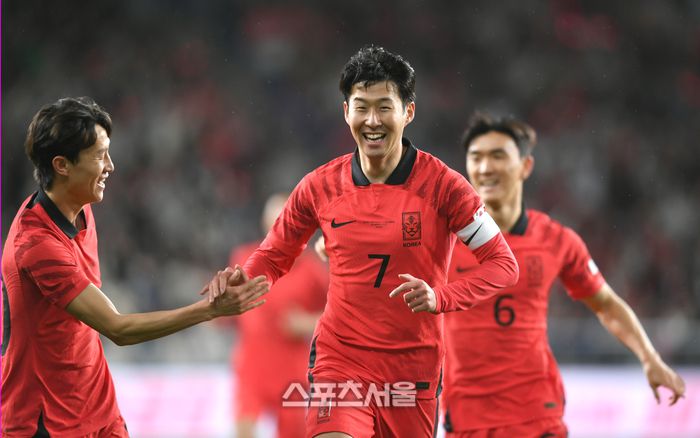 손흥민이 24일 울산문수축구경기장에서 열린 콜롬비아와 축구 국가대표 평가전에서 골을 넣은 후 환호하고 있다. 2023. 3. 24.울산 | 최승섭기자 thunder@sportsseoul.com