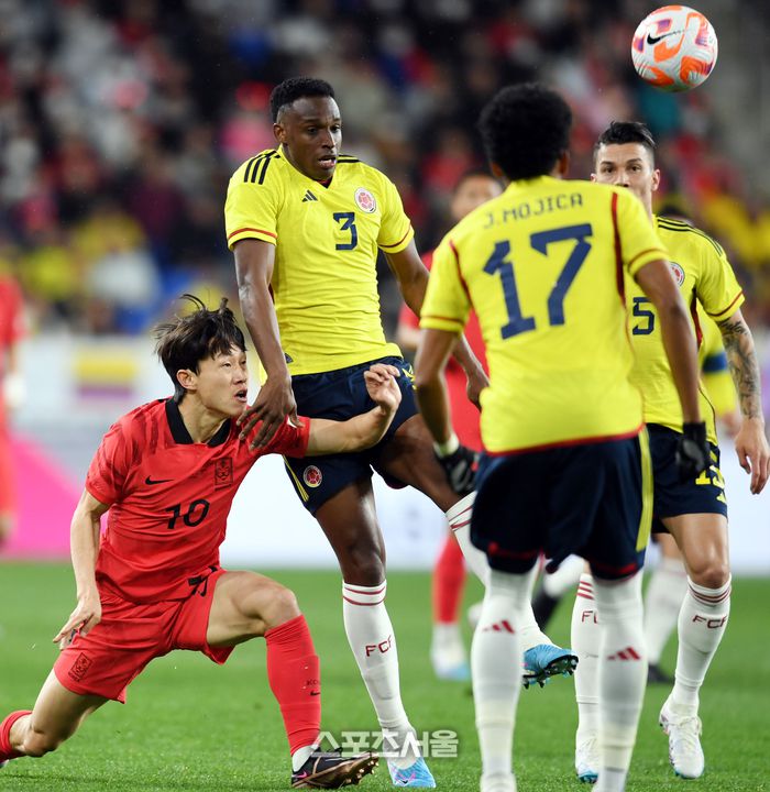 이재성이 24일 울산문수축구경기장에서 열린 콜롬비아와 축구 국가대표 평가전에서 상대와 볼다툼을 하고 있다.2023. 3. 24.울산 | 최승섭기자 thunder@sportsseoul.com