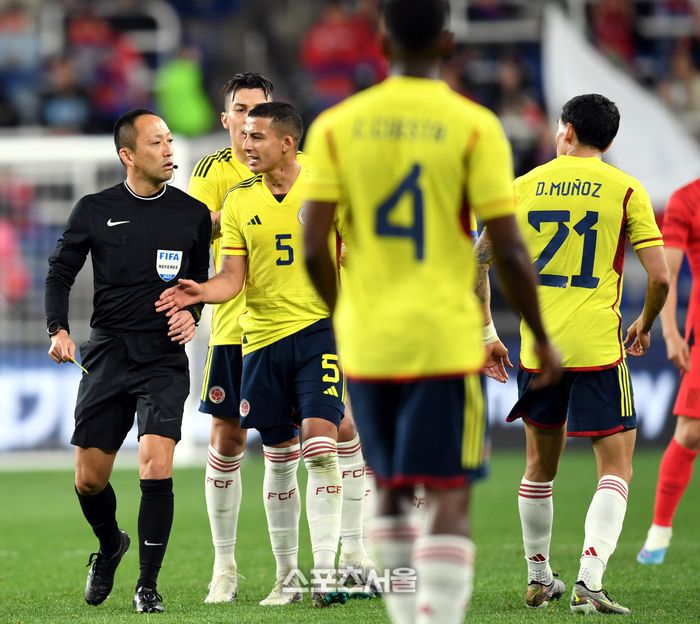 주심이 24일 울산문수축구경기장에서 열린 콜롬비아와 축구 국가대표 평가전에서 콜롬비아  무뇨스에 옐로카드를 준 후 항의하자 쳐다보고 있다. 2023. 3. 24.울산 | 최승섭기자 thunder@sportsseoul.com