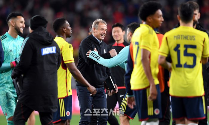 클린스만 감독이 24일 울산문수축구경기장에서 열린 콜롬비아와 축구 국가대표 평가전 후 상대와 인사를 하고 있다. 2023. 3. 24.울산 | 최승섭기자 thunder@sportsseoul.com