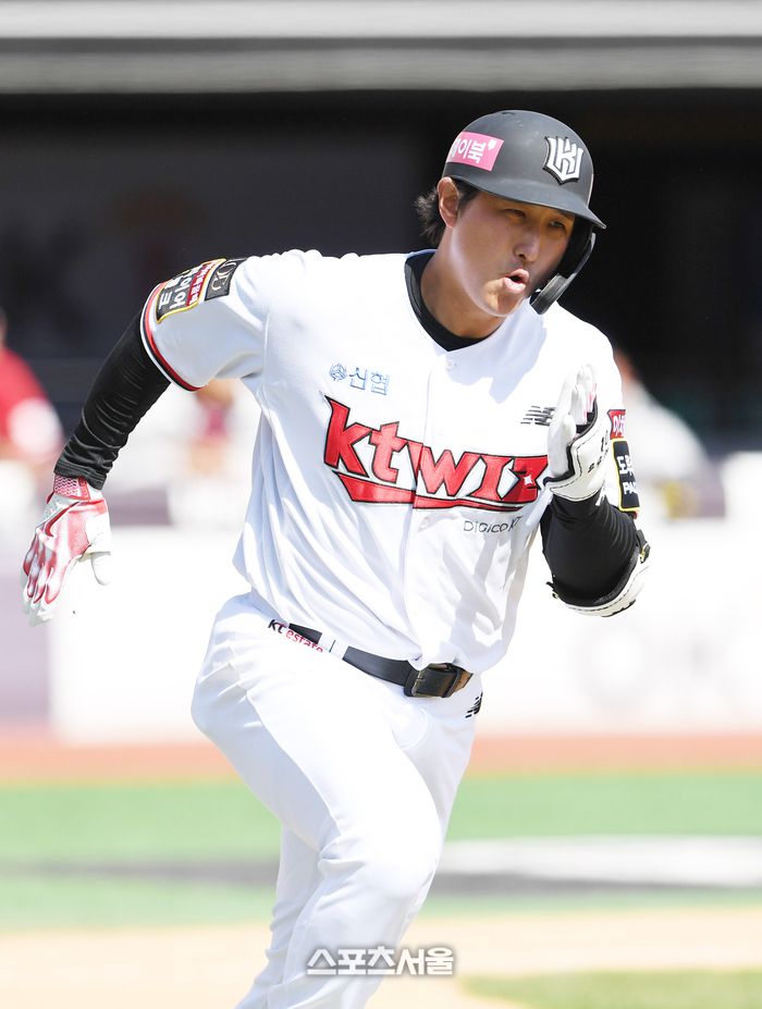 KT 황재균이 26일 수원 KT위즈파크에서 열린 2023 KBO리그 SSG와의 시범경 4회말 무사 SSG 선발 김광현을 상대로 솔로 홈런을 친 뒤 베이스를 돌고 있다. 2023. 3. 26. 수원 | 박진업기자 upandup@sportsseoul.com