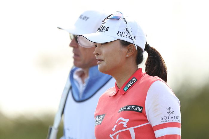 목 통증으로 컨디션이 안좋은 고진영이 26일(한국시간) 슈퍼스티션 마운틴 골프&컨트리클럽에서 열린 LPGA투어 드라이브 온 챔피언십 3라운드에서 홀을 이동하고 있다. 골드캐니언(미 애리조나주) | AFP 연합뉴스