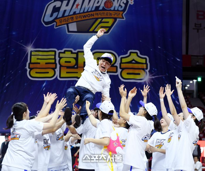 우리은행 선수들이 23일 부산 사직실내체육관에서 열린 신한은행 SOL 2022-2023 여자프로농구 챔피언결정전 시상식에서 위성우 감독을 헹가래하고 있다. 2023. 3. 23.사직 | 최승섭기자 thunder@sportsseoul.com