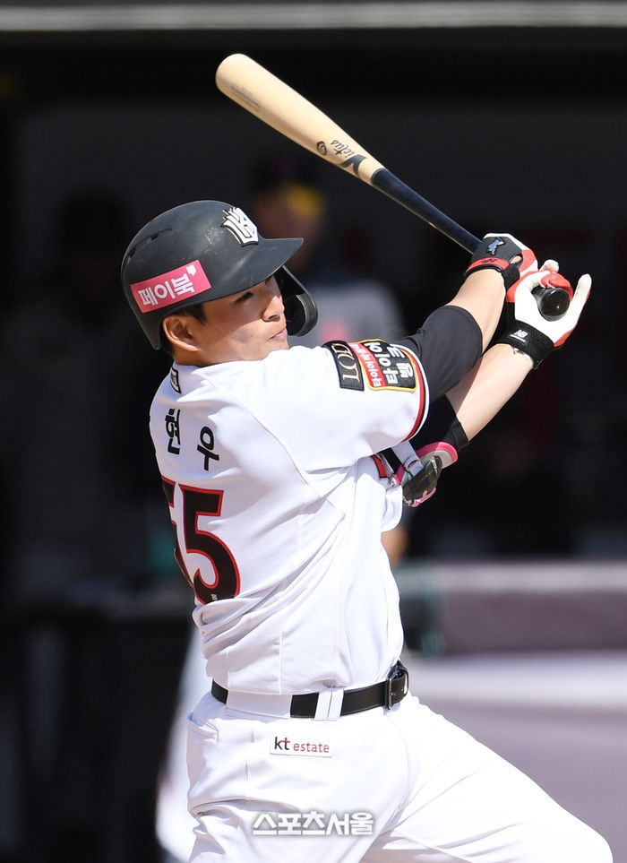 KT 강현우가 26일 수원 KT위즈파크에서 열린 2023 KBO리그 SSG와의 시범경 4회말 1사 2루 상황에서 SSG 선발 김광현을 상대로 1타점 적시타를 치고 있다. 2회 안타에 이어 김광현 상대로 강현우의 멀티 히트.  2023. 3. 26. 수원 | 박진업기자 upandup@sportsseoul.com