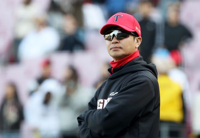 KIA 김종국 감독이 관중석을 바라보고 있다. 연합뉴스