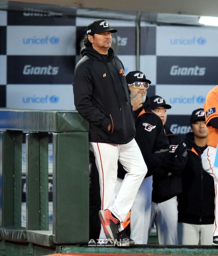 한화 수베로 감독이 25일 사직야구장에서 열린 KBO리그 시범경기 롯데와 경기를 지켜보고 있다. 최승섭기자 thunder@sportsseoul.com