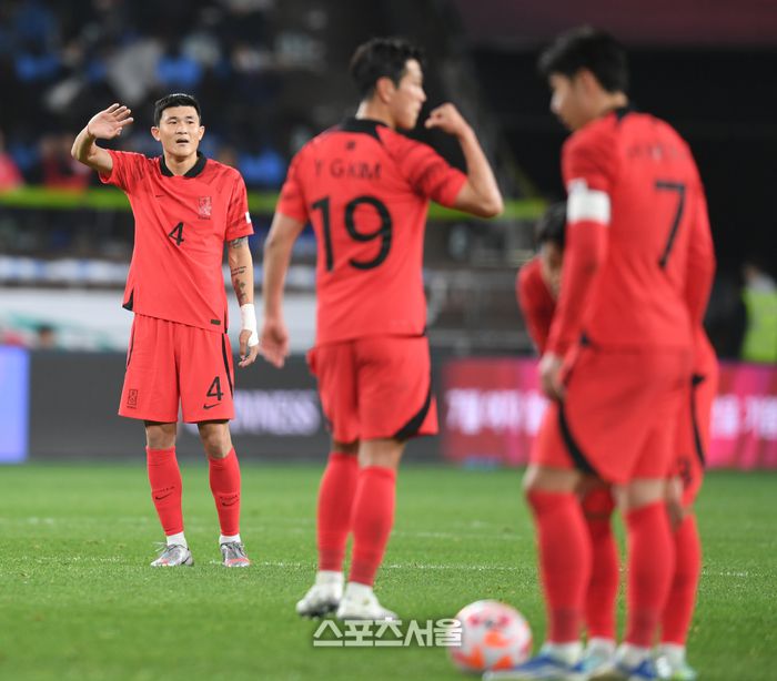 김민재가 24일 울산문수축구경기장에서 열린 콜롬비아와 축구 국가대표 평가전에서 작전지시를 하고 있다. 2023. 3. 24.울산 | 최승섭기자 thunder@sportsseoul.com