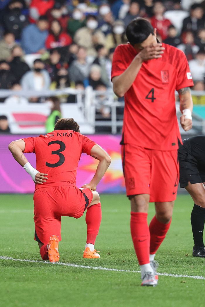 김진수가 24일 오후 울산 문수축구경기장에서 열린 콜롬비아 축구 대표팀과 평가전에서 대표팀 허리 통증을 호소하고 있다. 울산 | 연합뉴스