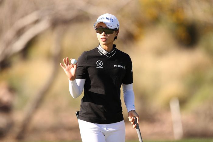 안나린이 27일(한국시간) 미국 애리조나주 골드캐니언의 슈퍼스티션 마운틴 골프&컨트리클럽에서 열린 LPGA투어 드라이브 온 챔피언십 최종라운드에서 버디를 기록한 뒤 인사하고 있다. 골드캐니언(미 애리조나주) | AFP 연합뉴스