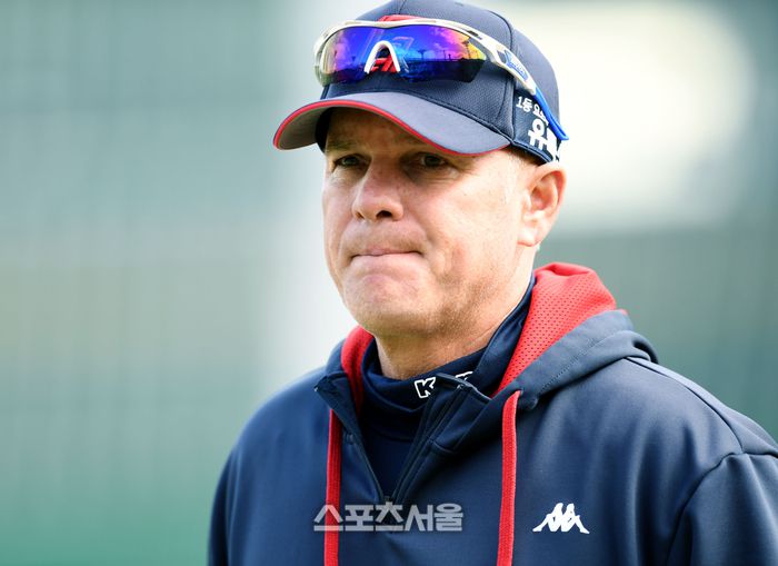 롯데 래리 서튼 감독이 25일 사직야구장에서 열리는 KBO리그 시범경기 한화와 경기에 앞서 코치와 이야기를 나누고 있다. 최승섭기자 thunder@sportsseoul.com