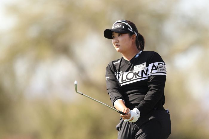 유해란이 27일(한국시간) 미국 애리조나주 골드캐니언에서 열린 LPGA투어 드라이브 온 챔피언십 최종라운드에서 샷 후 타구를 바라보고 있다. 골드캐니언(미 애리조나주) | AFP 연합뉴스