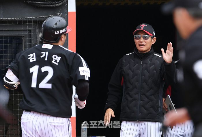 LG 김기연(왼쪽)이 23일 수원 KT위즈파크에서 열린 2023 KBO리그 KT와의 시범경기 3회초 KT 선발 엄상백을 상대로 솔로 홈런을 치고 염경엽 감독과 하이파이브를 하고 있다.  박진업기자 upandup@sportsseoul.com