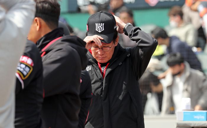 KT 이강철 감독이 모자를 고쳐쓰고 있다. 연합뉴스