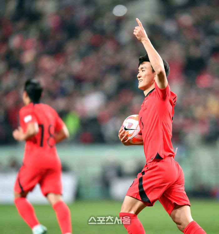 대한민국 축구대표팀 황인범이 28일 서울월드컵경기장에서 열린 대한민국과 우루과이대표팀과의 평가전 후반 동점골을 성공시킨 후 환호하고 있다.2023.03.28.상암 | 강영조기자 kanjo@sportsseoul.com