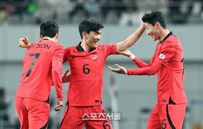 한국 축구대표팀의 황인범(가운데)이 28일 서울월드컵경기장에서 열린 우루과이와의 평가전에서 동점골을 넣고 손흥민(왼쪽), 황의조와 함께 기뻐하고 있다. 2023. 3. 28. 박진업기자 upandup@sportsseoul.com