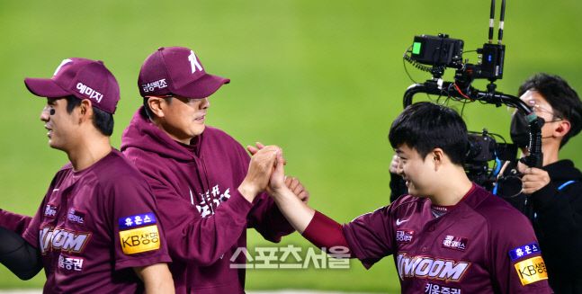 홍원기 감독이 지난해 10월 25일 잠실야구장에서 열리는 2022 KBO리그 플레이오프 키움히어로즈와 LG트윈스 2차전 9회말 1점차를 지켜내며 7-6으로 승리한 후 김재웅의 손을 잡고 있다. 잠실 | 강영조기자kanjo@sportsseoul.com