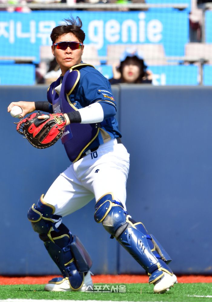 NC 포수 박세혁이 27일 수원KT위즈파크에서 열린 2023 프로야구 시범경기 KT위즈와 NC다이노스의 경기 4회말 박경수 파울플라이를 잡아낸 후 견제자세를 취하고 있다. 2023.03.27.수원 | 강영조기자 kanjo@sportsseoul.com