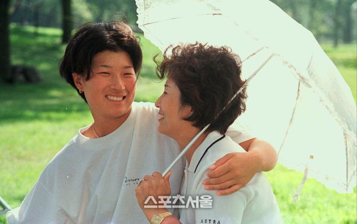 박세리가 LPGA투어에서 성공시대를 연 뒤 어머니 김정숙씨와 밝은 표정을 짓고 있다. (스포츠서울 DB)