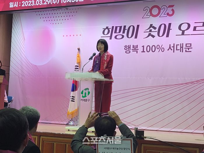 서대문구청 여자농구단 창단식에서 박찬숙 감독이 단상에 올라 소감과 각오를 전하고 있다.  사진 | 연희동=김동영기자 raining99@sportsseoul.com