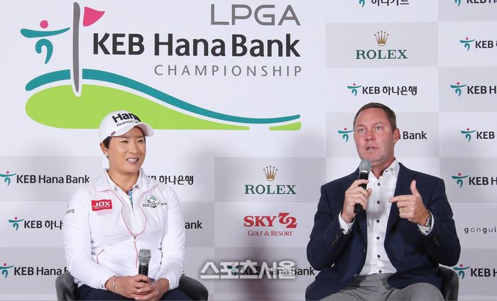 박세리(왼쪽)가 LPGA KEB 하나은행 챔피언십에서 은퇴 기자회견을 하고 있다. (스포츠서울 DB)
