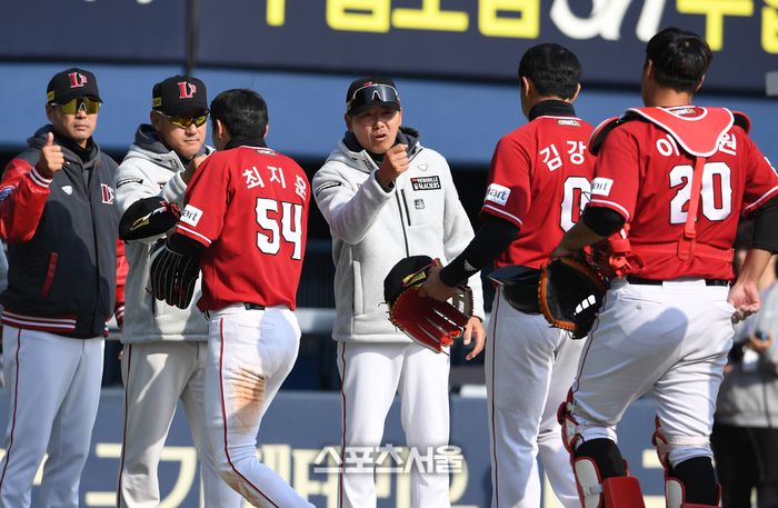SSG 김원형 감독(가운데)이 27일 잠실구장에서 열린 2023 KBO리그 LG와 시범경기에서 승리한 뒤 선수들과 하이파이브를 나누고 있다. 잠실 | 박진업기자 upandup@sportsseoul.com