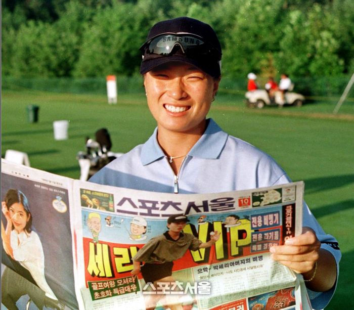 박세리가 1998년 마지막 메이저대회를 앞두고 스포츠서울을 보고 있다. (스포츠서울 DB)