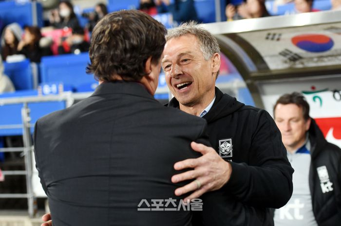 클린스만 감독이 경기에 앞서 콜롬비아 네스토르 로렌소 감독과 인사를 하고 있다.