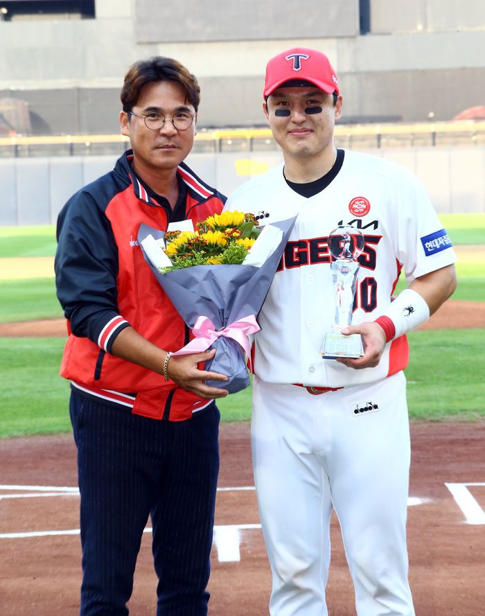 지난해 10월1일 광주-기아 챔피언스 필드에서 진행된 박동원의 통산 1000경기 출전 기념 시상식에서 나란히 포즈를 취한 장장석 단장과 박동원. 사진제공 | KIA 타이거즈