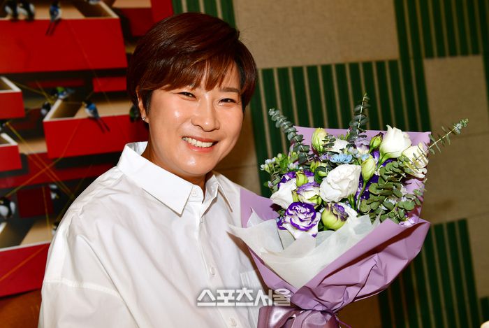 골프여제 박세리가 스포츠서울과의 단독인터뷰에서 꽃선물을 받고 활짝 웃고 있다.  강영조기자 kanjo@sportsseoul.com