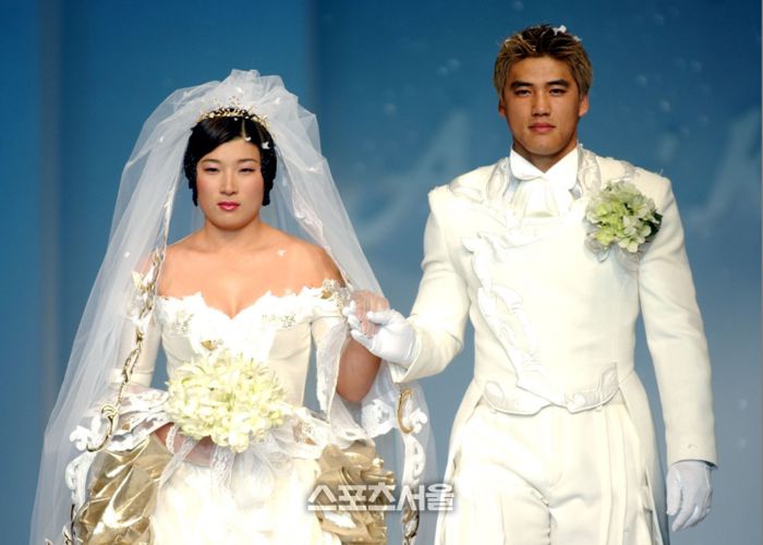 박세리가 야구선수 홍성흔과 2001년 앙드레김 유니세프 자선 패션쇼 무대에 섰다. 사진|스포츠서울DB