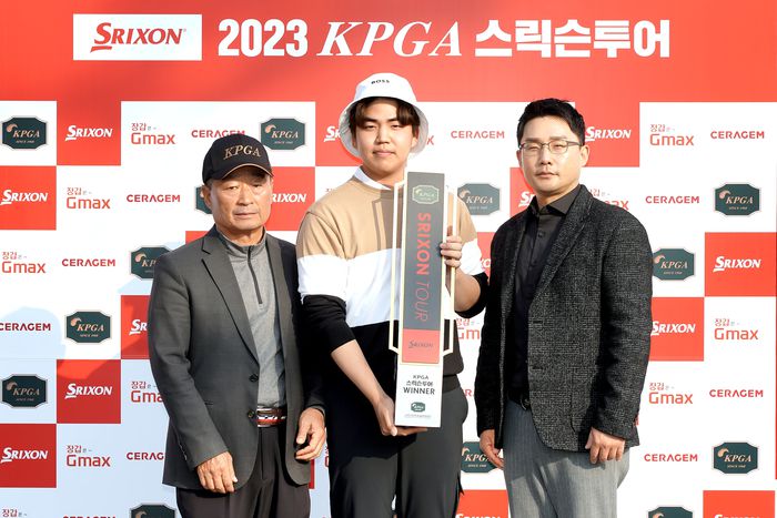 스릭슨투어 개막전 우승자 장유빈이 KPGA(왼쪽) 스릭슨 관계자와 기념촬영하고 있다. 사진제공 | 던롭스포츠코리아