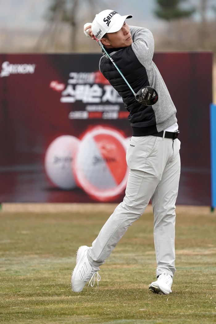 스릭슨투어에 출전한 선수가 진지한 표정으로 샷하고 있다. 사진제공 | 던롭스포츠코리아