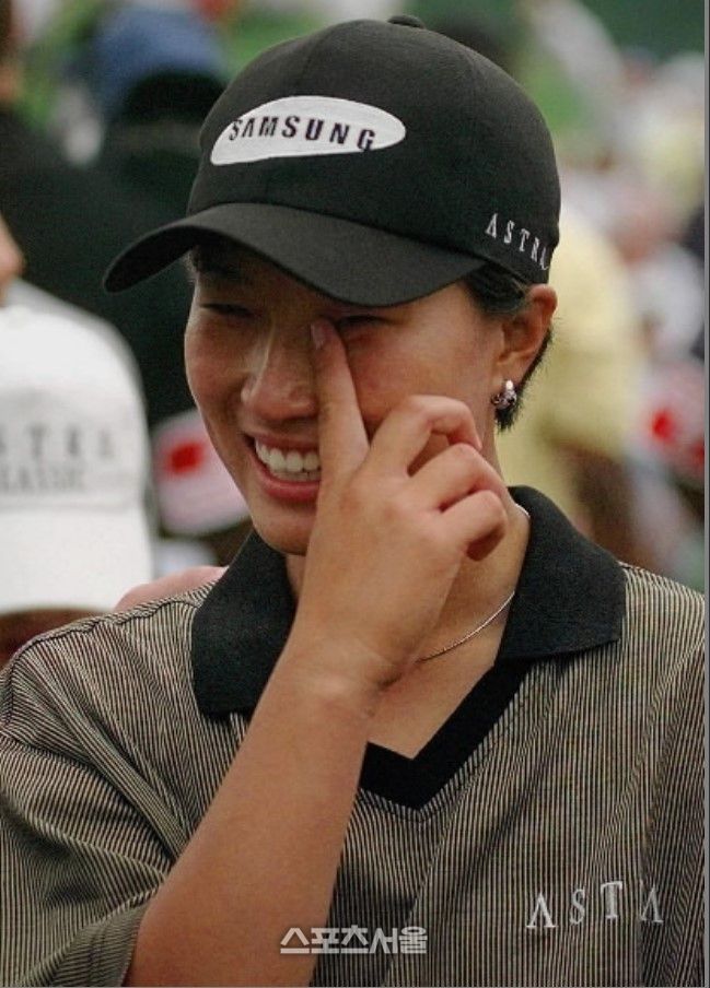 맥도널드 LPGA챔피언십 우승 이후 출전한 US여자오픈에서 그 유명한 ‘맨발 샷’으로 우승을 차지한 뒤 눈물을 훔치고 있는 박세리. (스포츠서울 DB)