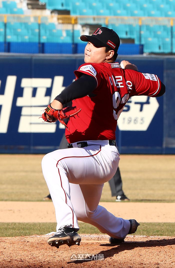 SSG 이로운이 13일 대구삼성라이온즈파크에서 열린 2023 KBO리그 시범경기 삼성전에 등판해 힘차게 공을 던지고 있다. 사진제공 | SSG 랜더스