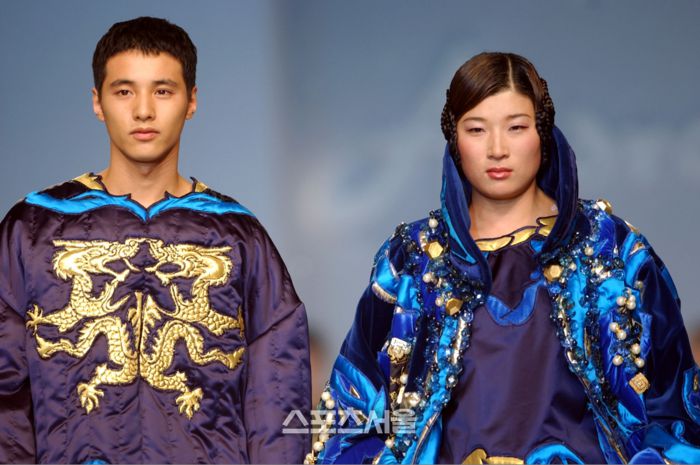 박세리가 배우 원빈과 2001년 앙드레김 유니세프 자선 패션쇼 무대에 올랐다. 사진|스포츠서울DB