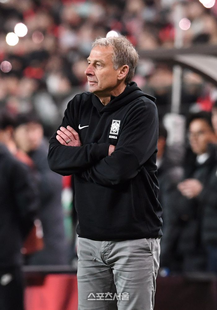 한국 축구대표팀의 클린스만 감독이 28일 서울월드컵경기장에서 열린 우루과이와의 평가전에서 선수들의 플레이를 지켜보고 있다. 박진업기자 upandup@sportsseoul.com