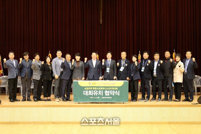 순창오픈 협약식 뒤 관계자들이 포즈를 취했다. 대한소프트테니스협회