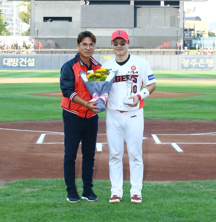 KIA 장정석 단장(왼쪽)과 박동원이 지난해 10월1일 박동원의 통산 1000경기 출장 기념 시상식에서 나란히 포즈를 취했다. 시즌 후 박동원이 LG로 떠났고, 장정석 단장은 ‘뒷돈 파문’으로 해임됐다. 사진제공 | KIA 타이거즈